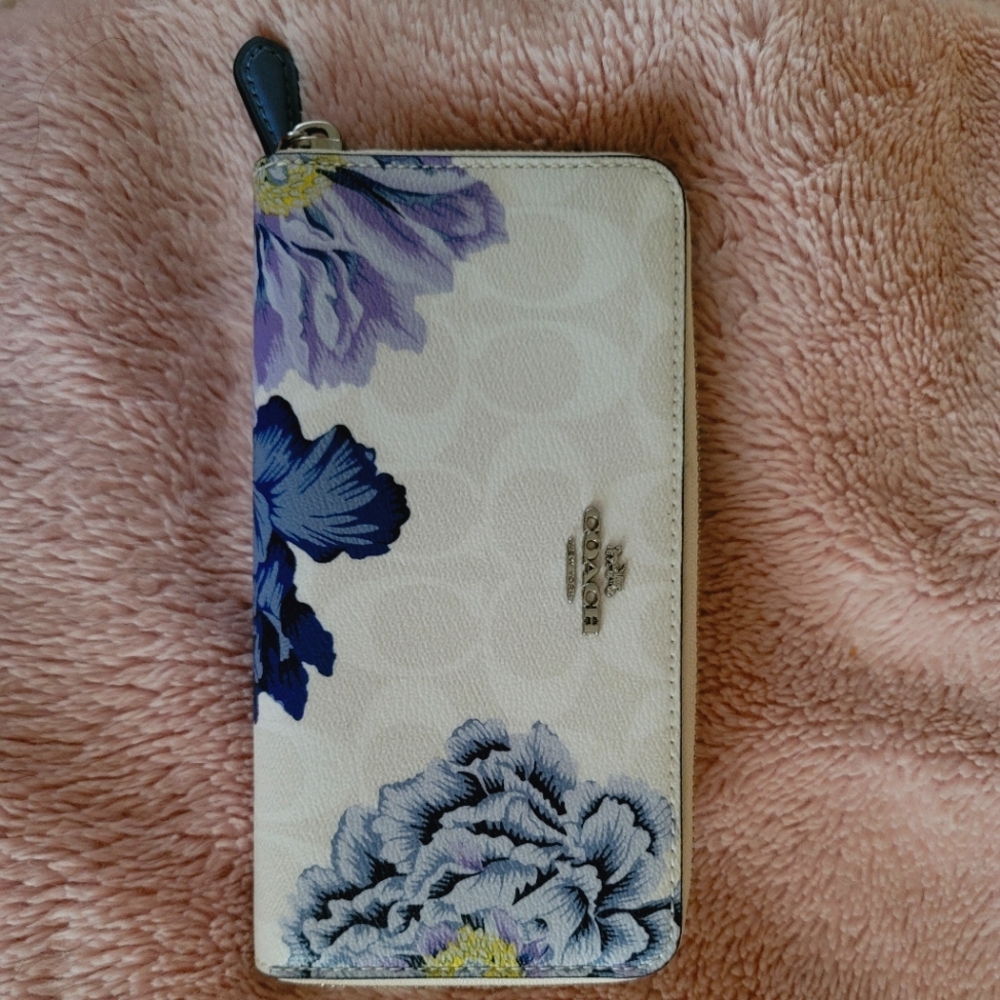COACH WALLET, NEW WITHOUT TAG, BEAUTIFUL